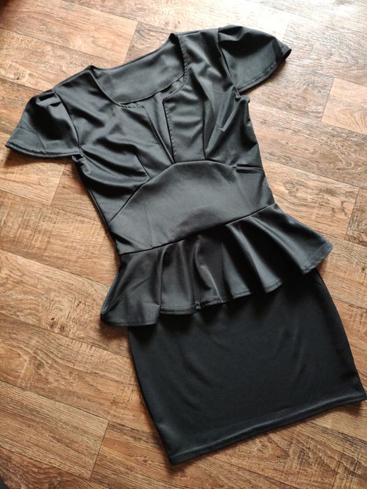 Жіноча чорна сукня