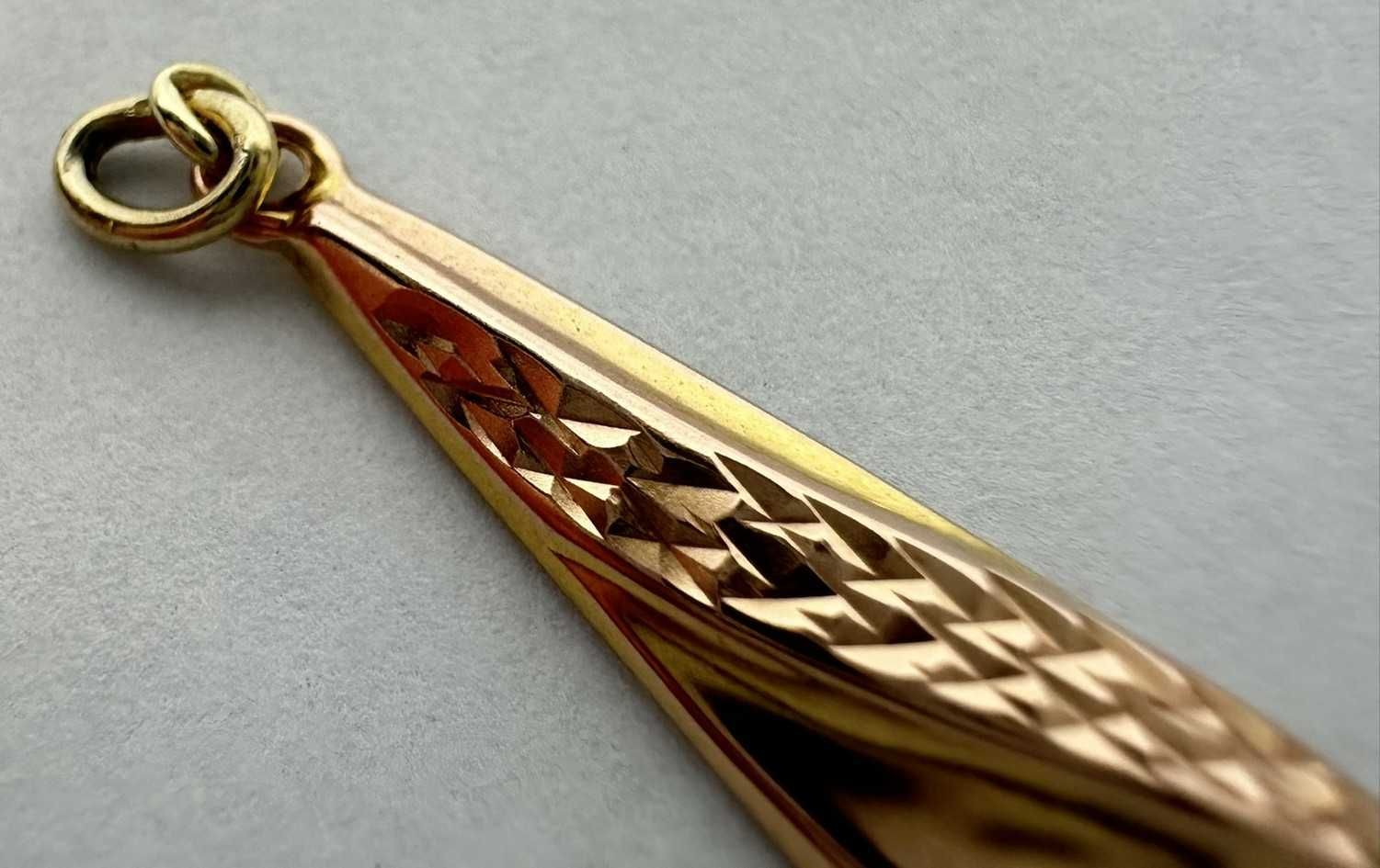 ZB303 Ciekawa złota zawieszka łezka z tłoczonym wzorem złoto 375