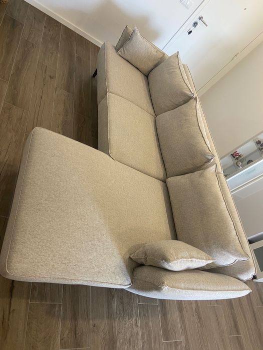Sofá bege com chaise longue