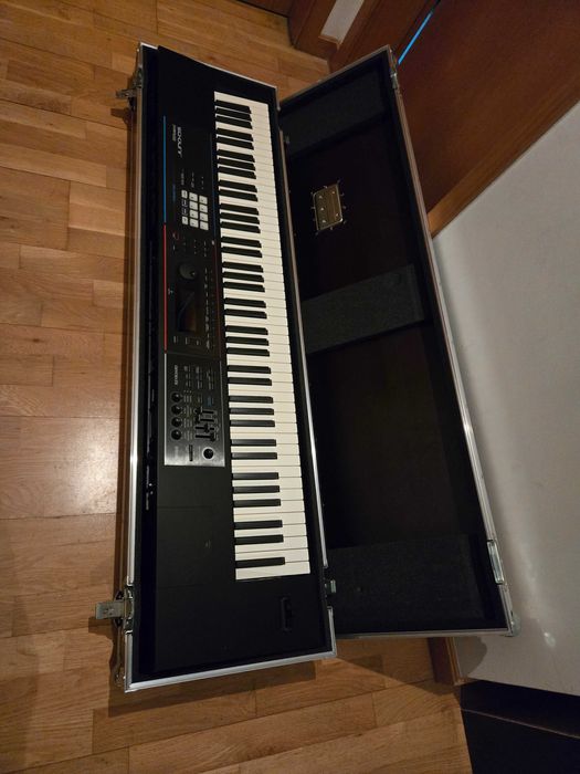 Roland Juno DS88 (sem uso) + Stand + Flight Case (Caixa de Transporte)