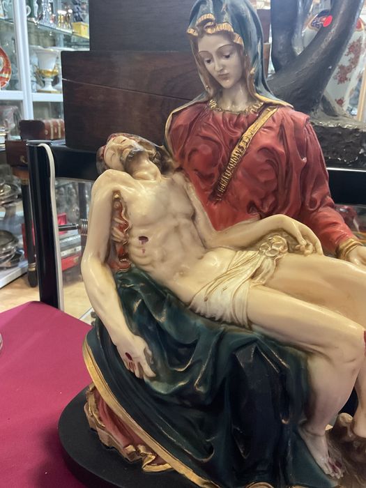 Escultura PIETA EM MATERIAL RESINA PINTURA MANUAL 30x36 cm