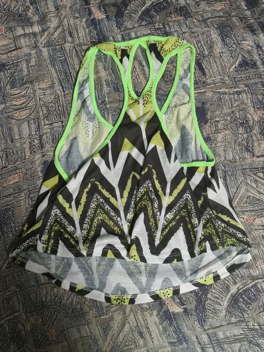 Kolorowy zielony crop top z krótkim rękawem