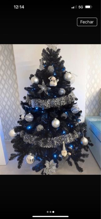 Arvore Natal preta com fitas brancas em bom estado