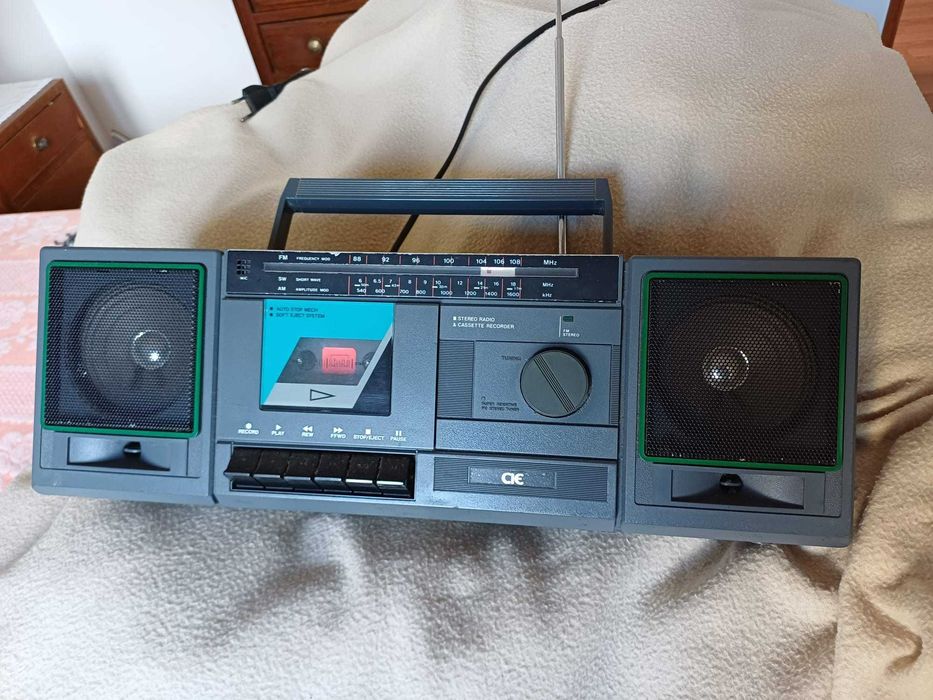 Radio pequeno com leitor de cassetes