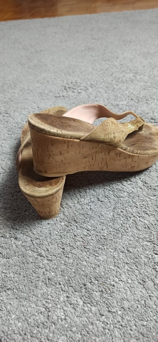 Klapki japonki koturna Stuart Weitzman 39
