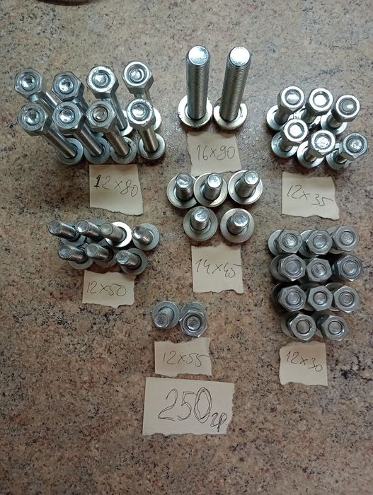 Новые болты с гайкой и шайбой