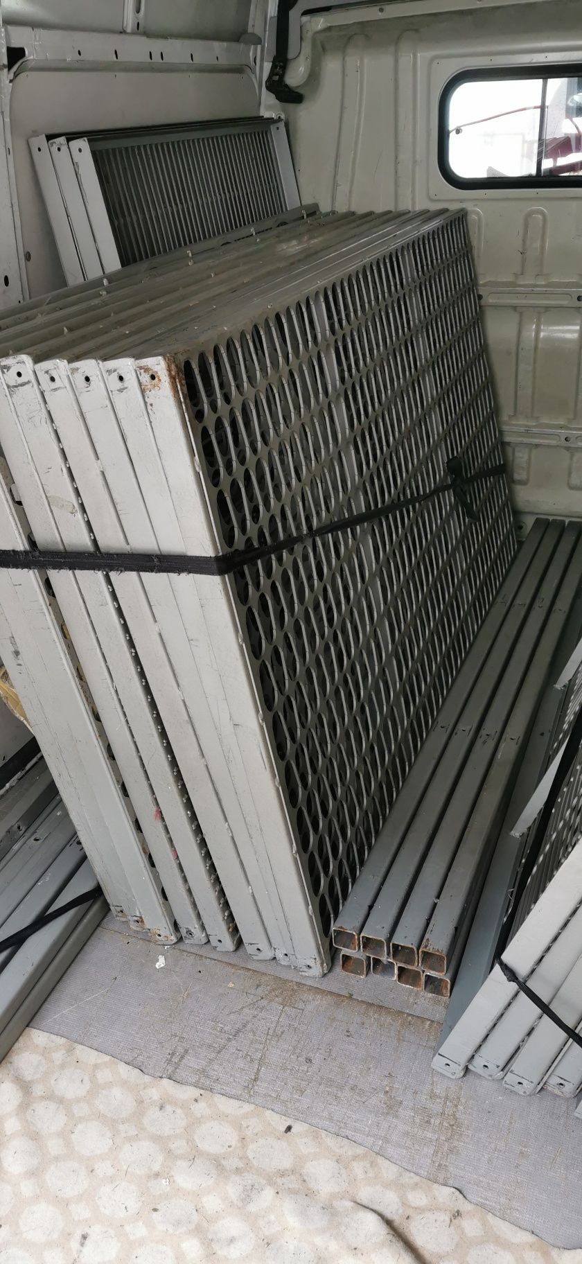 Dwa regały metalowe magazynowe o długości ok 6mb oraz ok 7,5mb