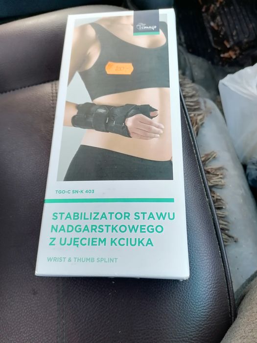 Stabilizator stawu nadgarstkowego z ujęciem kciuka