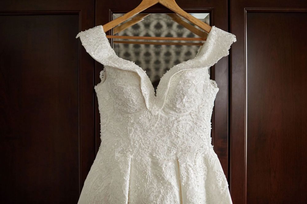 Шикарна весільна сукня в стані «нової»