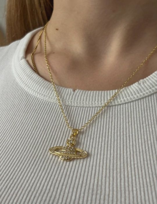 Elegancki naszyjnik w kolorze zlotym  — widoczny wisior, vintage vibe