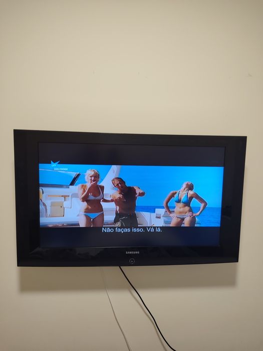 TV SAMSUNG 110 cm por 65 cm