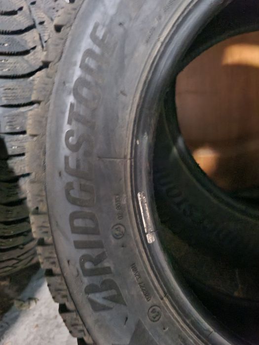 Продам зимние шины Bridgestone 185/60 R-15 бу