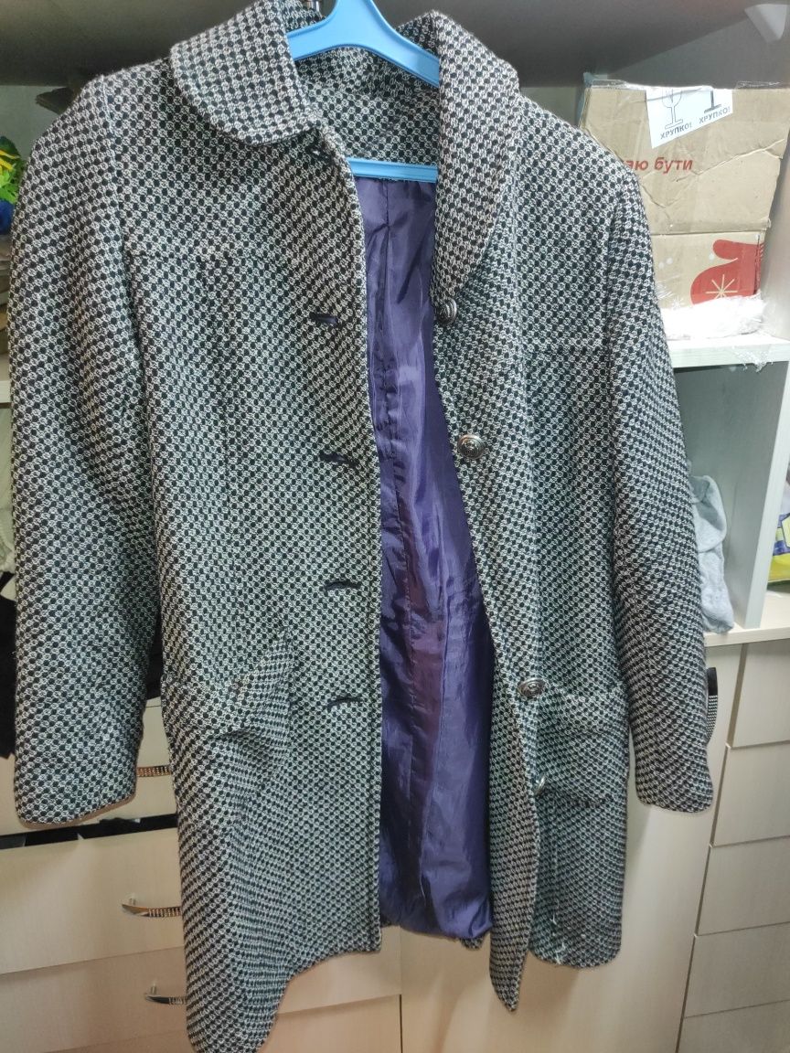 Серое пальто с фиолетовой подкладкой