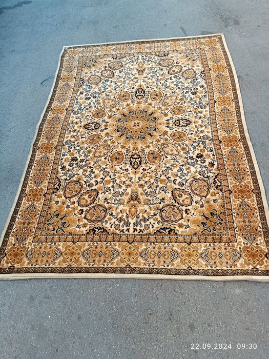 Ковер комнатный в хорошем состоянии