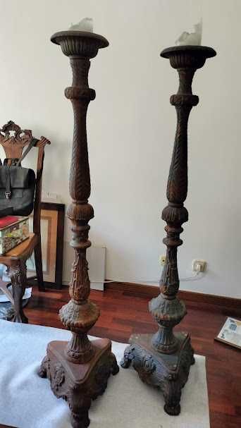 Castiçais grandes, em ferro antigos