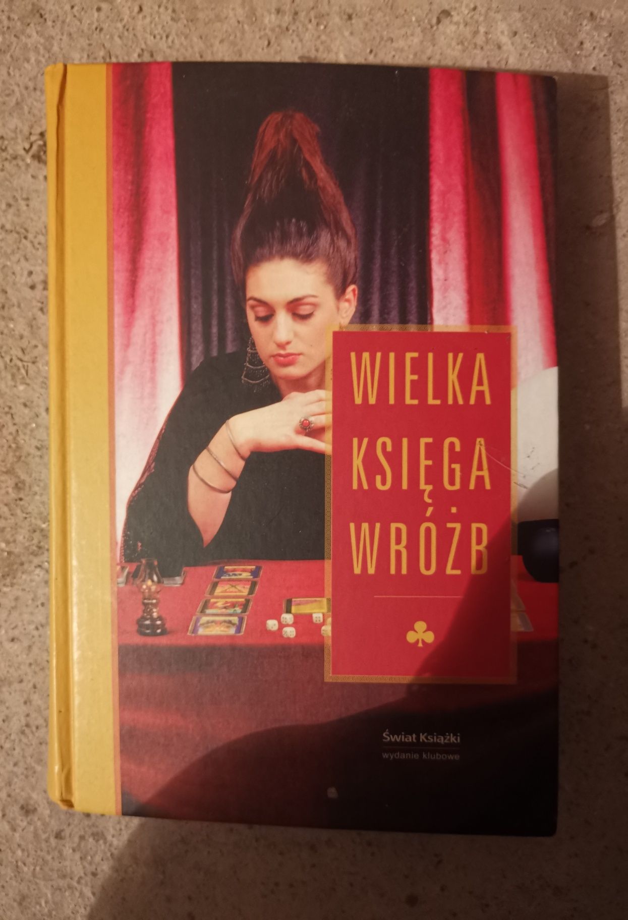 Książka "Wielka księga wróżb"