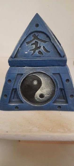 Guarda Joias em forma de pirâmide.