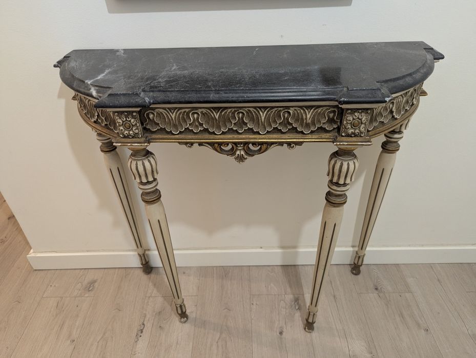 Credencia muito antiga com espelho