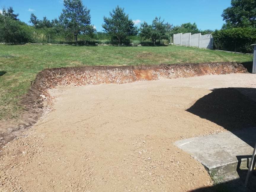 Usługi koparko-ładowarką koparka prace ziemne odwodnienia podbudowy