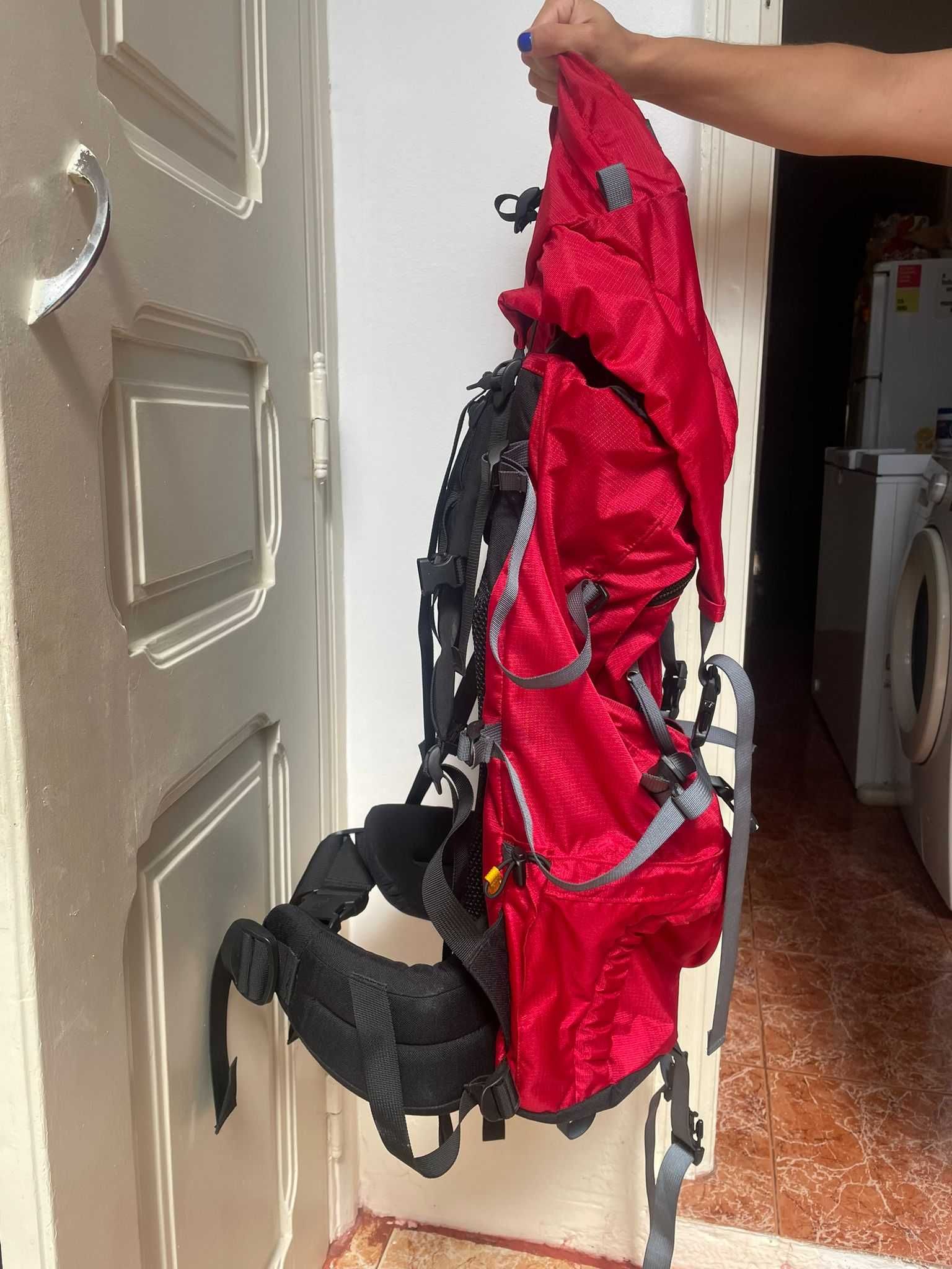 Linda mochila de viagem (ótimo estado)