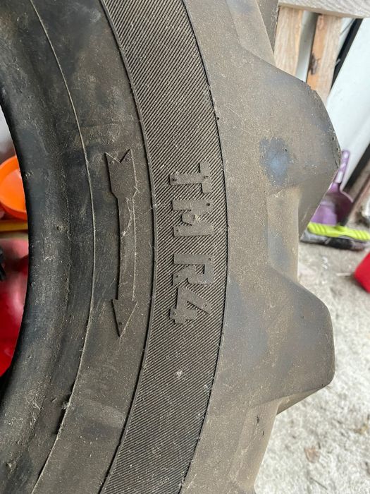 Opony przemysłowe całoroczne bezdętkowe.