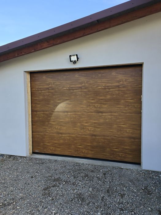 Brama garażowa segmentowa z drzwiami bocznymi