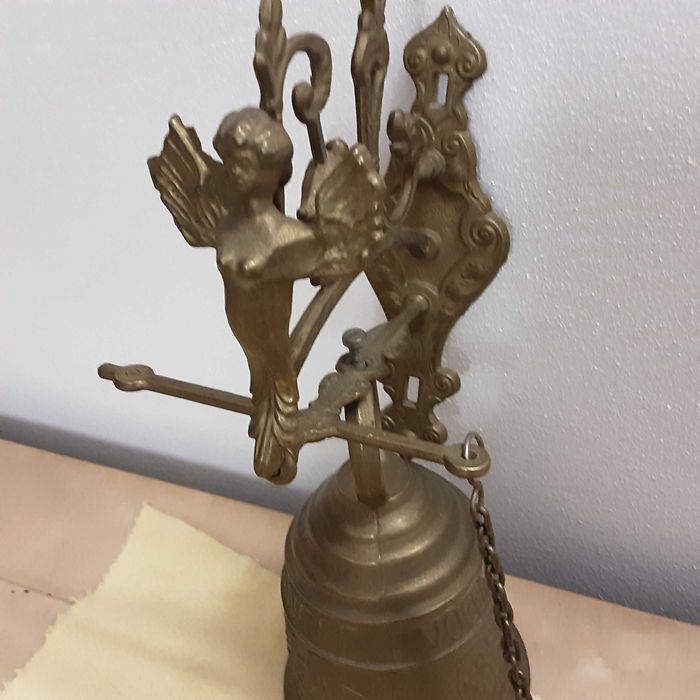 Dzwonek mosiężny na drzwi do domu stary