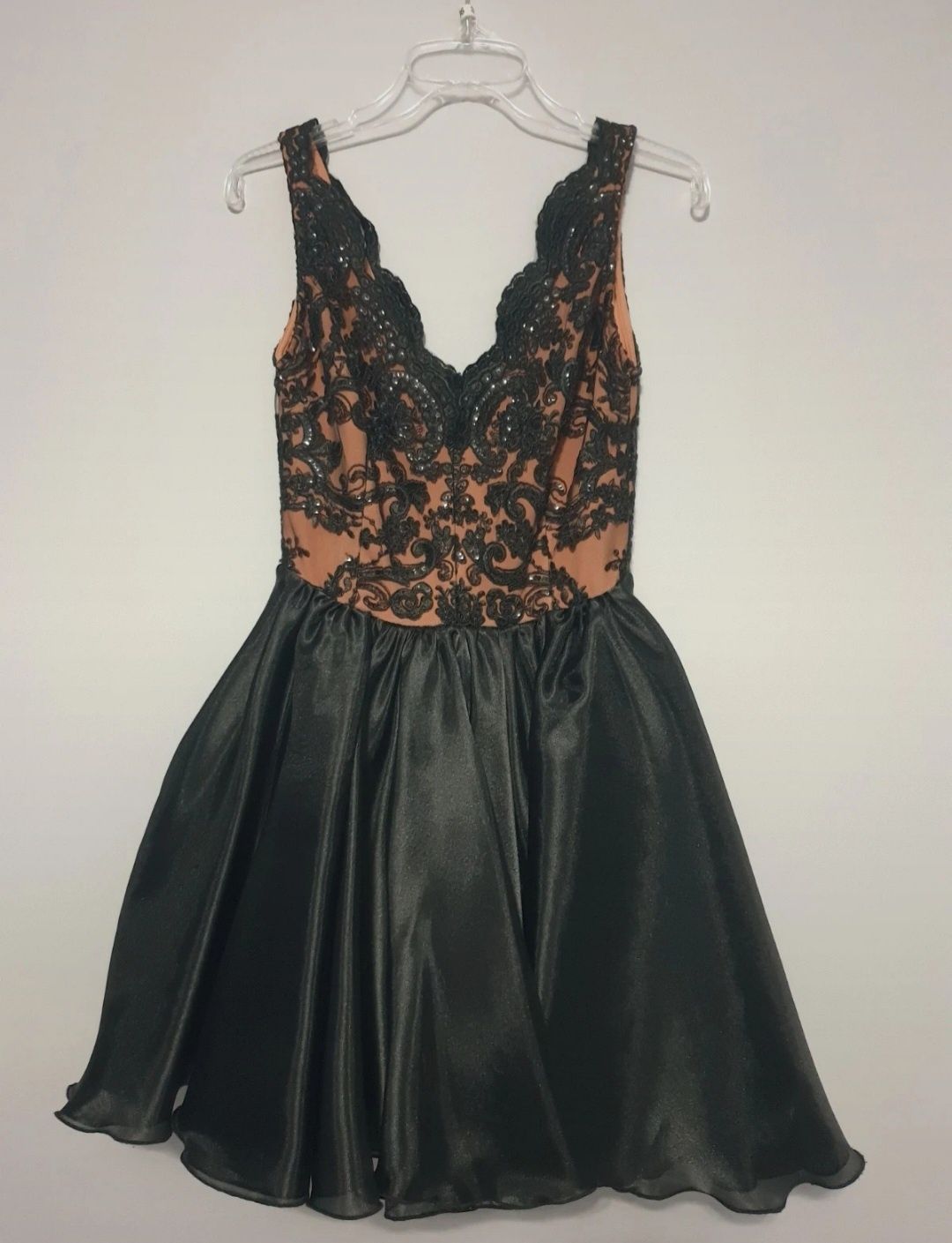 Czarno beżowa sukienka krótka rozkloszowana mini na 18 bal wesele lou