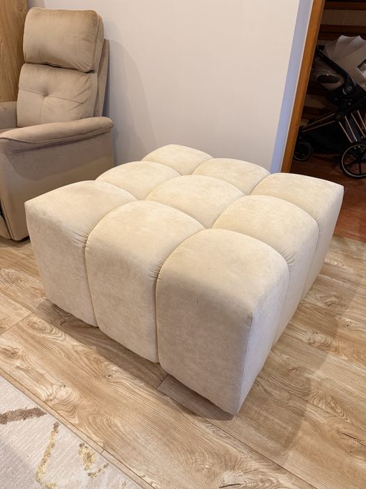 Piekna duża pufa beżowa