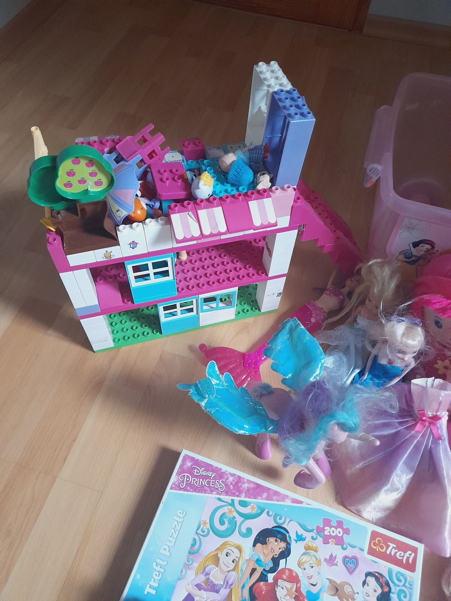 Zestaw dla dziewczynki domek hello kitty, lalki,puzzle i inne