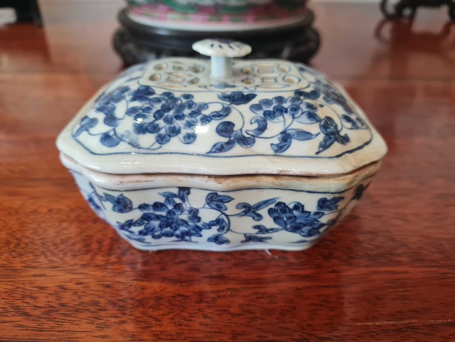 caixa porcelana  da China com tampa,
 séc XVIII/XIX
