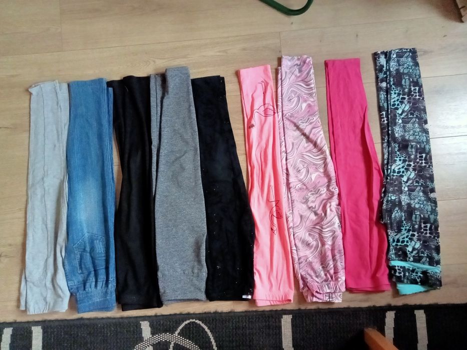 18 par  leginsów w różnych kolorach i wzorach na 8 - 10 lat