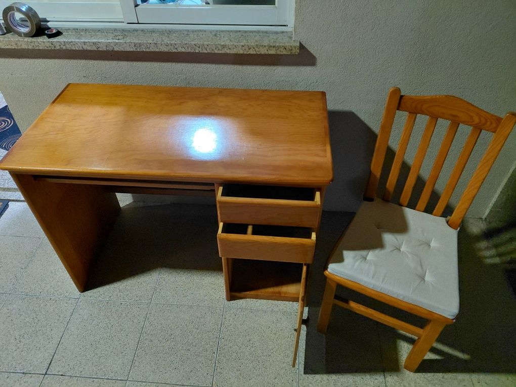 Secretaria com cadeira em pinho