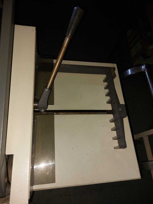 Guilhotina para espessura de resmas