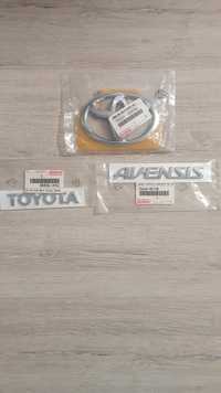 Emblematy znaczki napisy logo Toyota Avensis