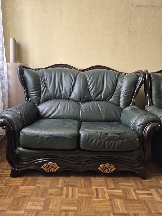 Skórzane ciemnozielone sofa i fotele oraz stół