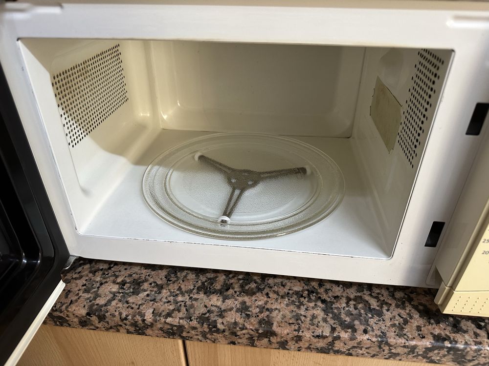 Microondas a funcionar perfeitamente