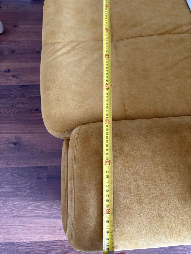 Dwuosobowa musztardowa sofa