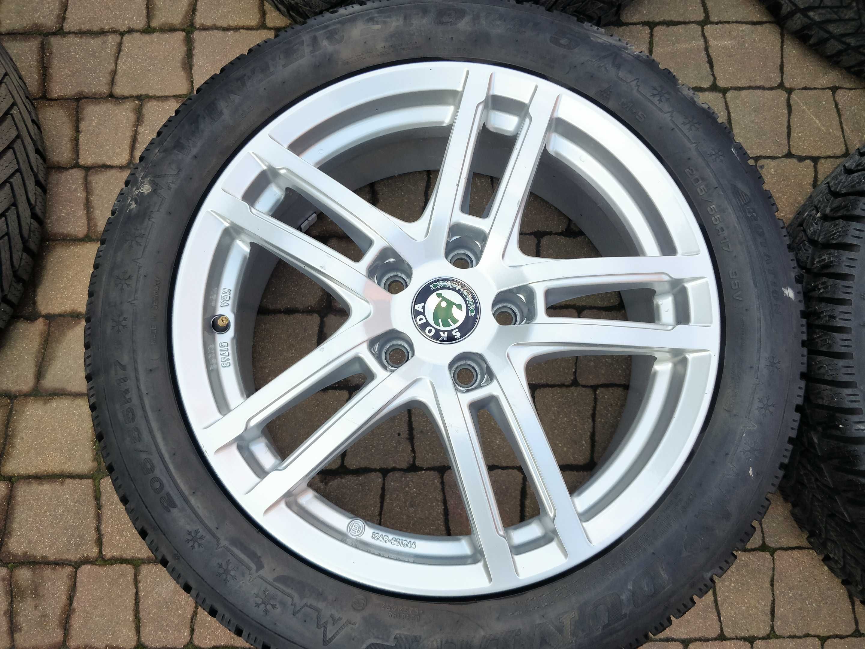 3425. Koła zimowe Octavia IV Golf VIII 5x112 205/55/17 2020r Dunlop