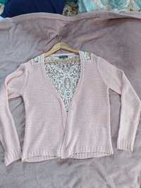 Różowy sweterek z koronką