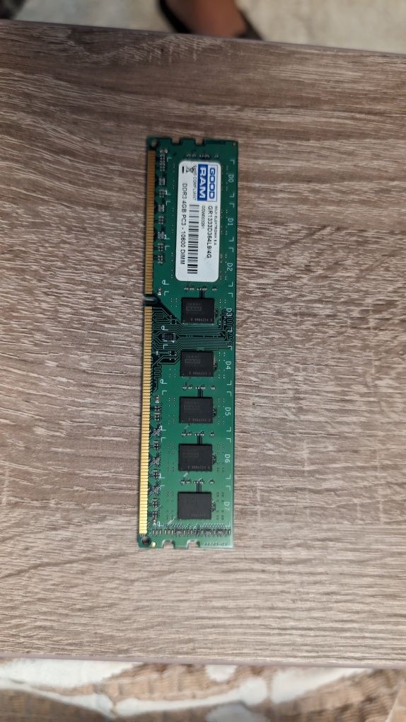 Оперативную память ddr 3 , 4 gb