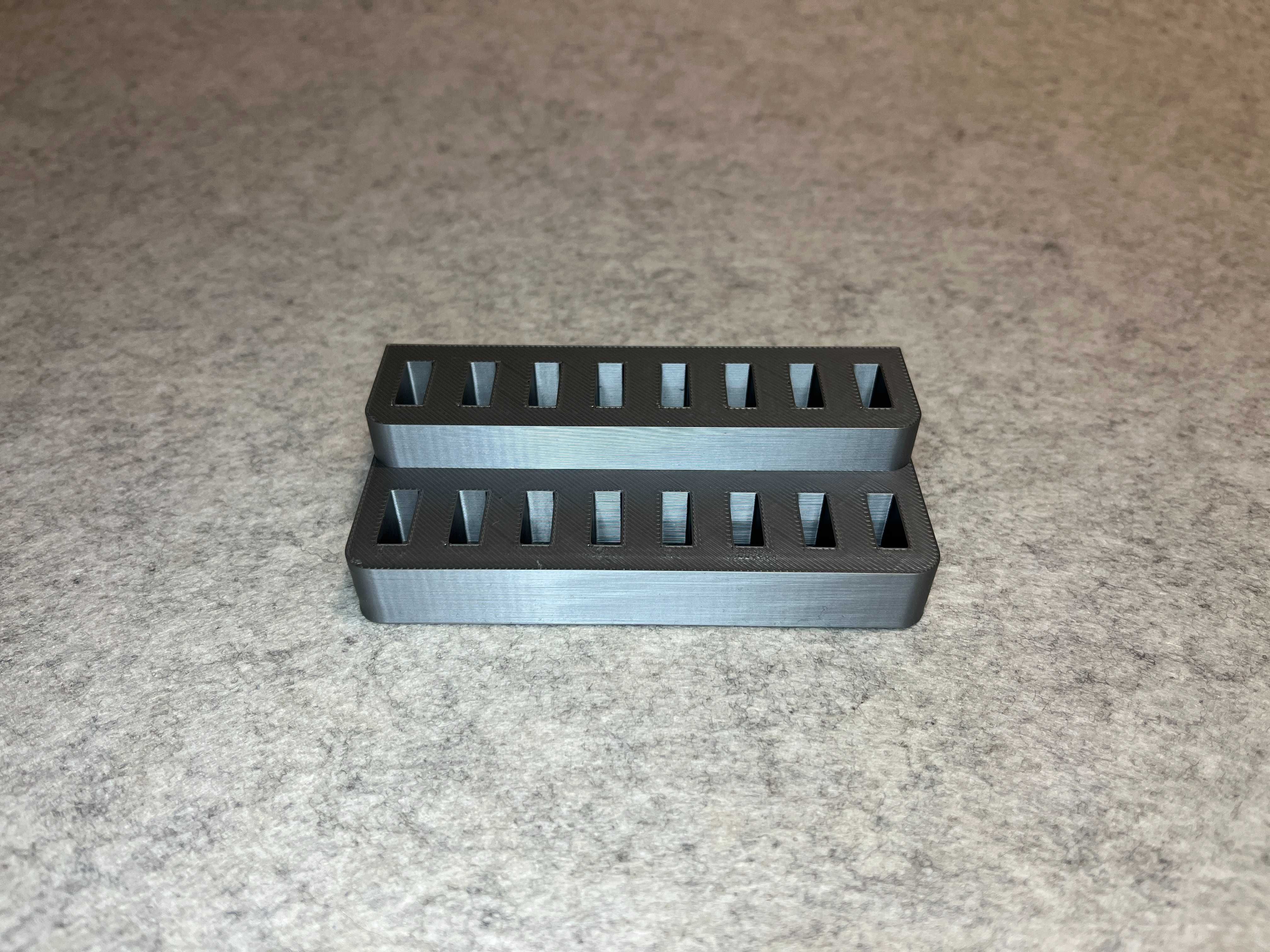 Stojak podstawka na 16 pendrive / pamieci USB