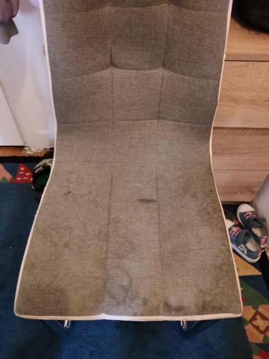 Krzesełka z metalowym stelażem