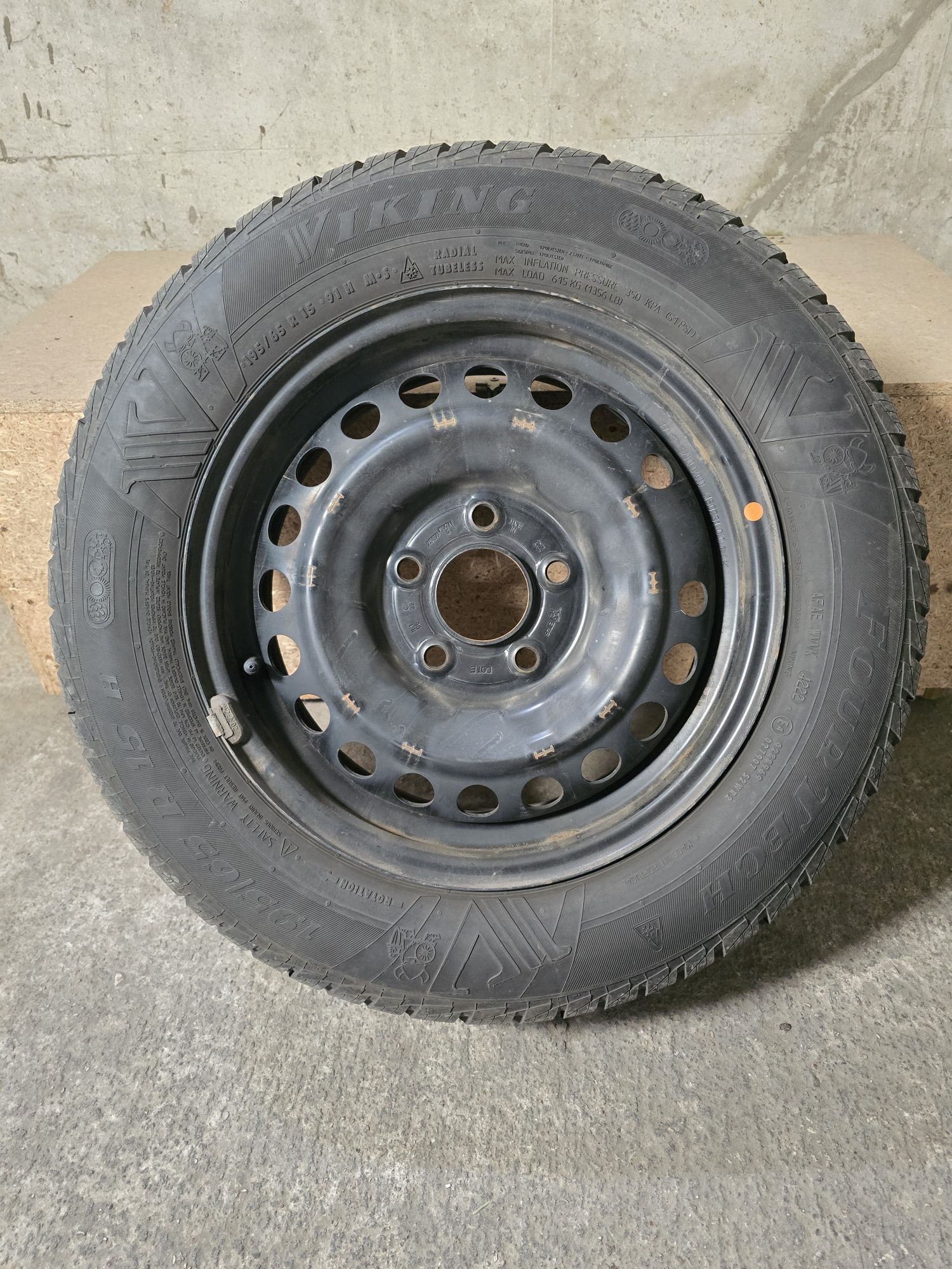Felgi stalowe z oponami calorocznymi Viking  Four Tech 195x65 R15
