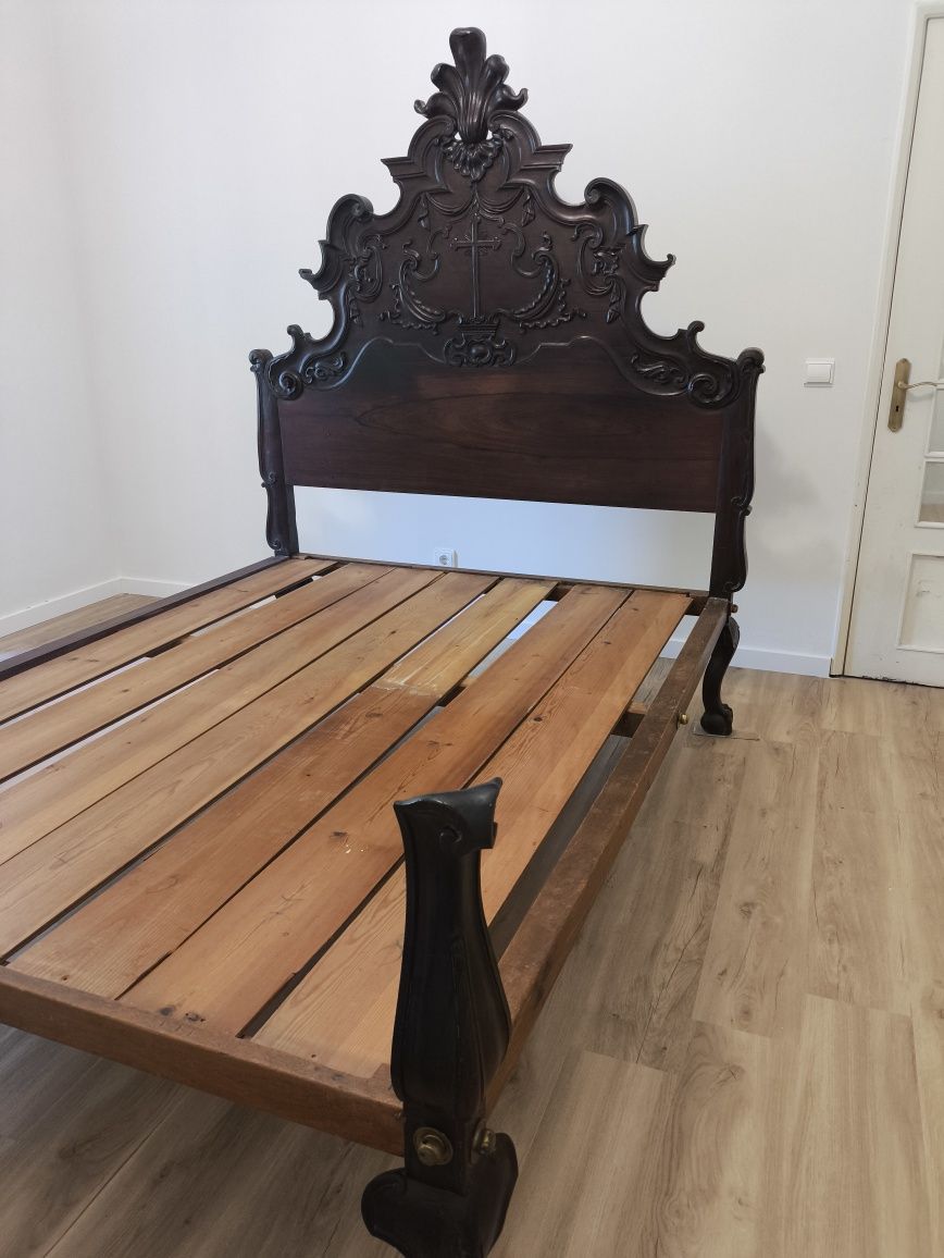 Cama antiga em madeira nobre