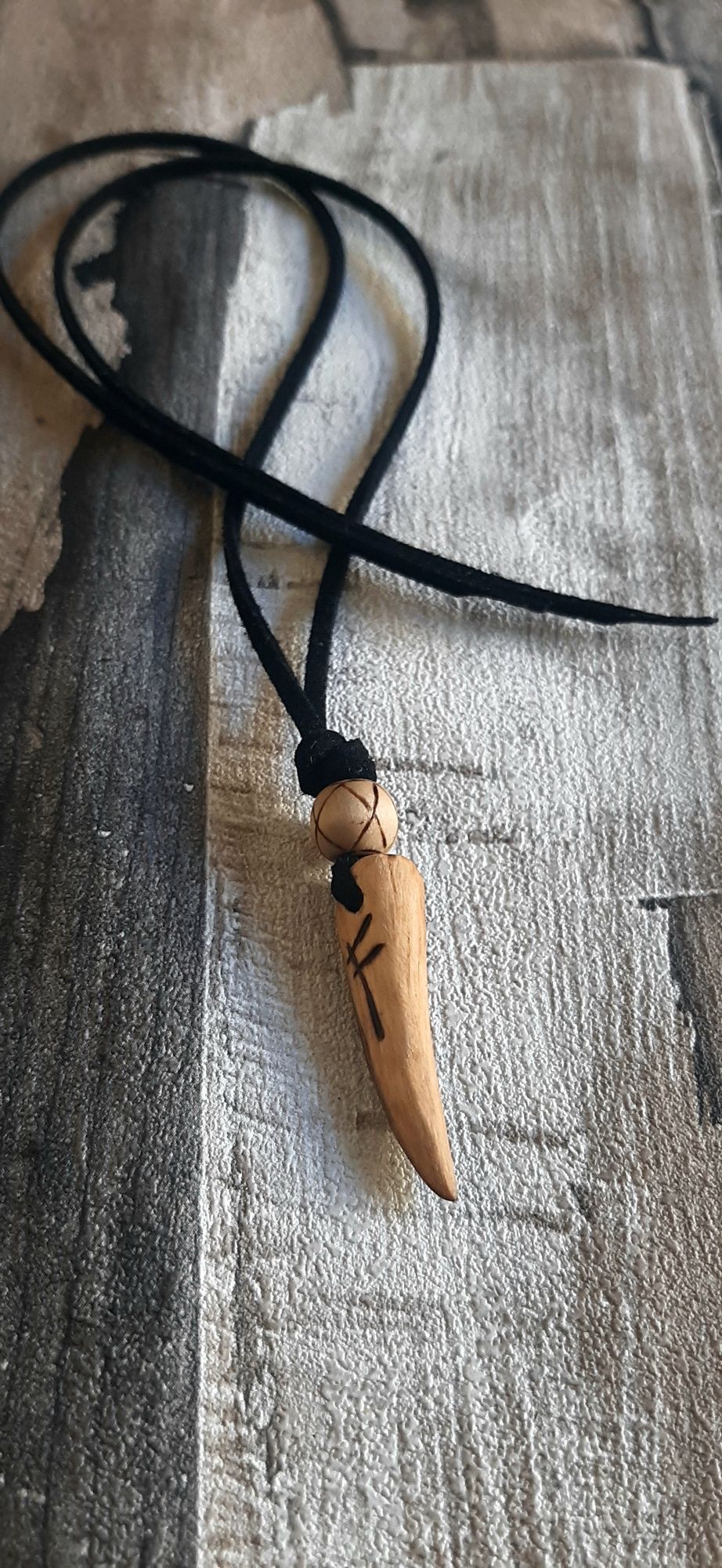 Naszyjnik wisiorek słowiański drewniany kieł wilk runa Fehu amulet