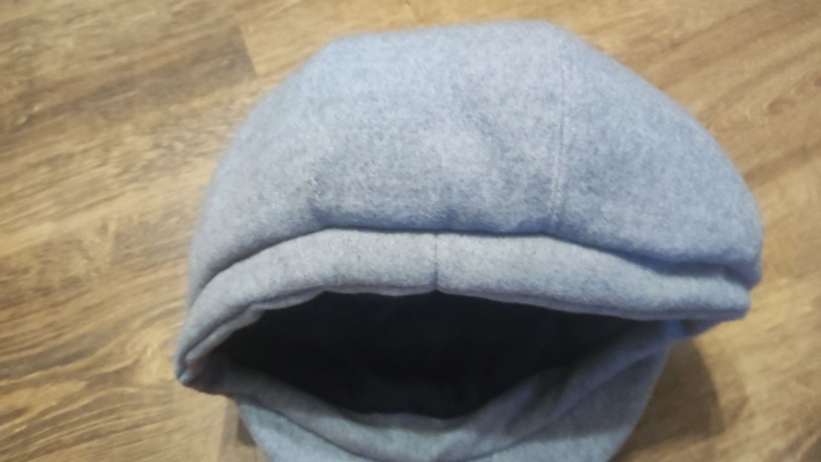 Szara zimowa czapka-beret z daszkiem