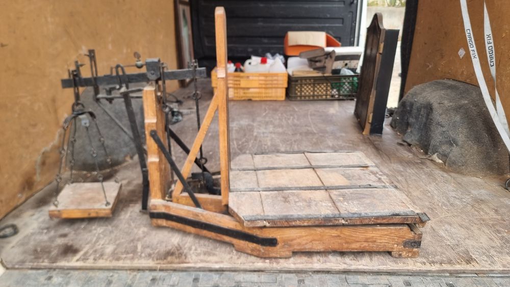 Balança  antiga em Madeira