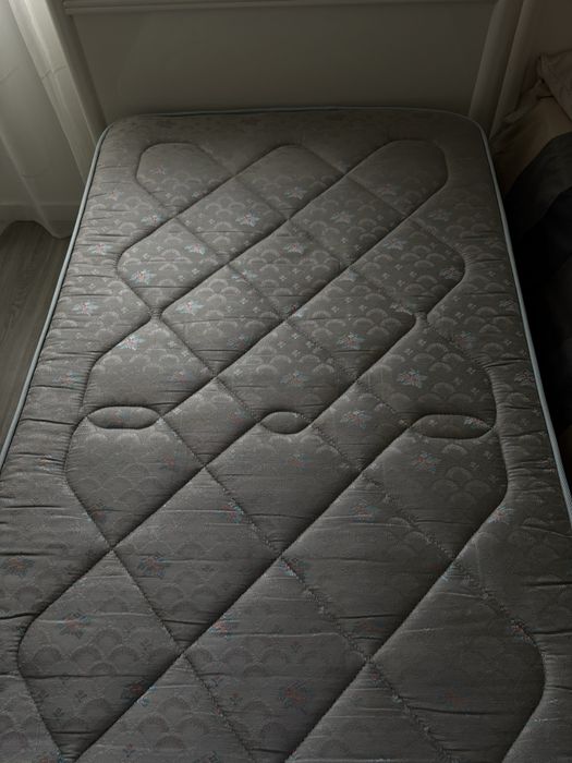 Camas + Colchões + Mesas de Cabeceira