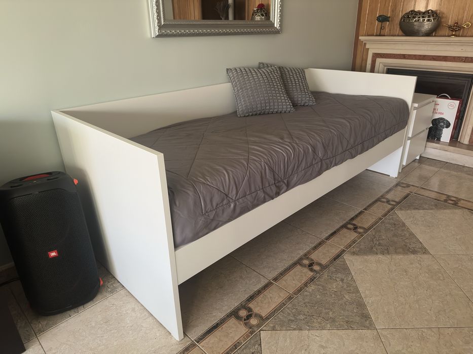 Cama solteiro, colchão e mesa cabeceira